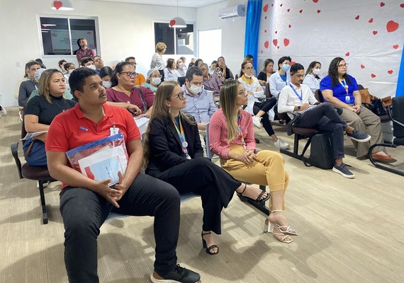 Cria capacita profissionais da rede pública hospitalar sobre adoção legal
