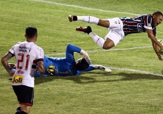 São Paulo vira sobre o Fluminense e se afasta da zona de rebaixamento