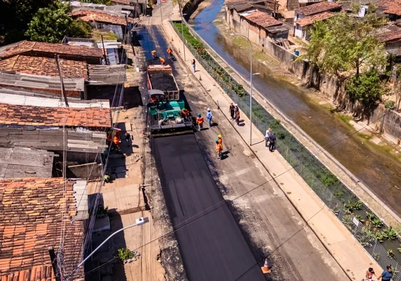 Via principal do Vale do Reginaldo recebe pavimentação