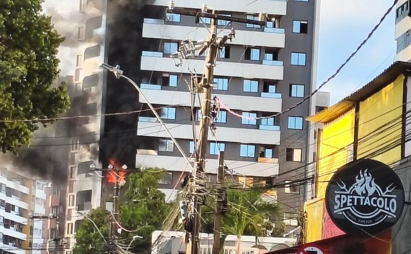 Incêndio atinge três cômodos de apartamento em Maceió