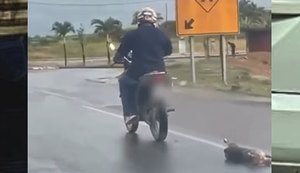 Polícia Civil pede ajuda para identificar dono de moto flagrada arrastando cachorro em Rio Largo