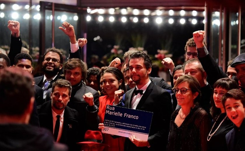 Wagner Moura lança ‘Marighella’ no festival de Berlim e posa com placa de Marielle Franco