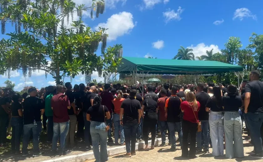 Sepultamento de supervisor da base do CRB reúne multidão e é marcado por homenagens em Maceió