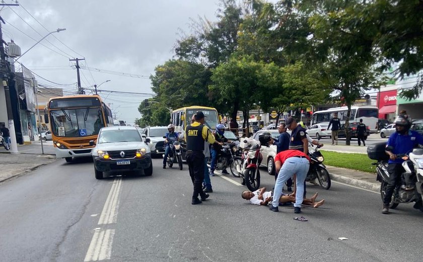 Colisão entre duas motos trava Avenida Fernandes Lima, em Maceió