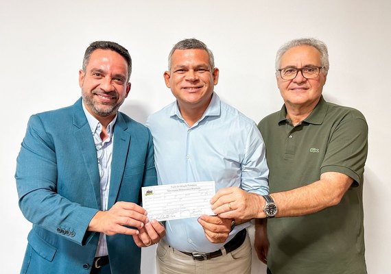 Paulo e Renan filiam mais três prefeitos ao MDB Alagoas