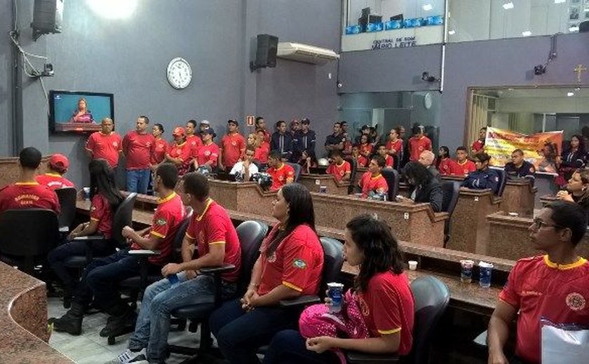 Bombeiros civis de Maceió querem que Câmara Municipal derrube veto