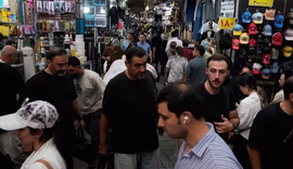 Famílias iranianas lutam para comprar o básico; EUA intensificam guerra econômica