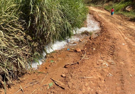 Máquina rompe adutora e prejudica produção de água em Colônia Leopoldina
