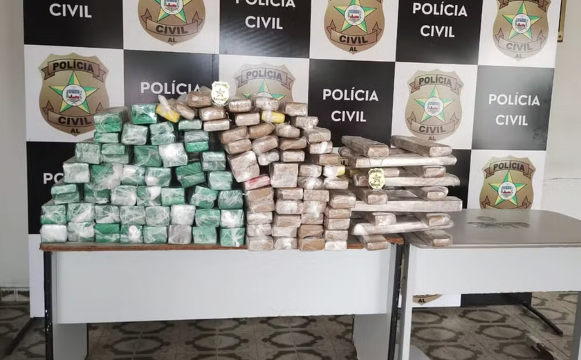 Casal é preso em ônibus clandestino com 160 kg maconha em mala