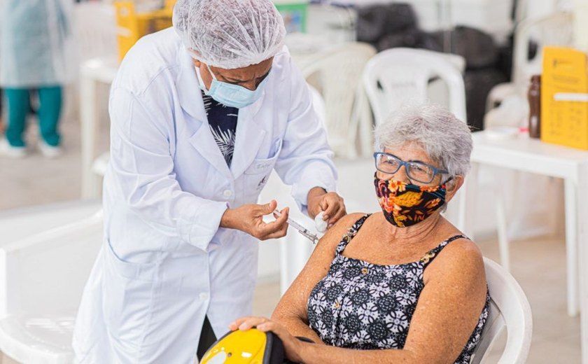 Saúde procura 4.500 idosos que deixaram de tomar segunda dose da vacina em Arapiraca