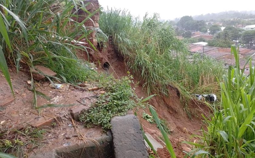 Deslizamento de Barreira na Chã de Bebedouro faz famílias desocuparem cinco casas