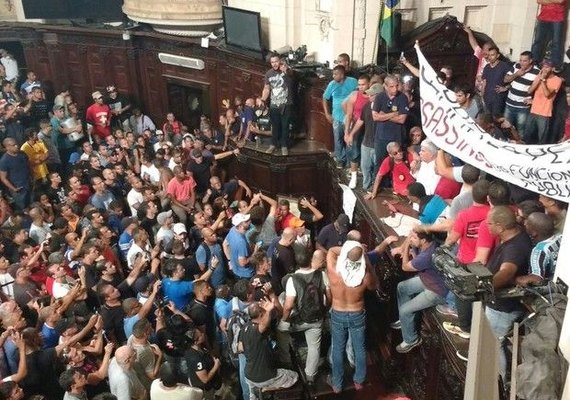 Manifestantes contra pacote do governo do Rio de Janeiro invadem Alerj