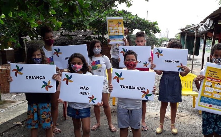 Ação com crianças na favela Mundaú orienta sobre os riscos do trabalho infantil