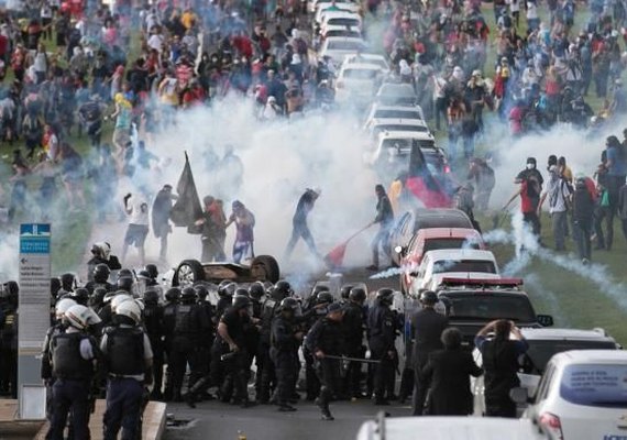 Protesto na Esplanada contra PEC tem tumulto e confronto com a polícia