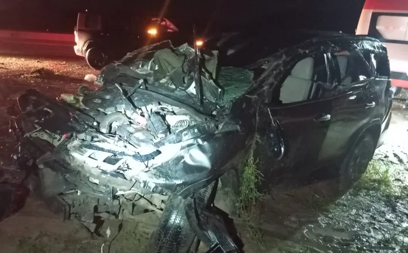 Motorista fica ferido após capotamento de caminhonete na AL-220, em Campo Alegre