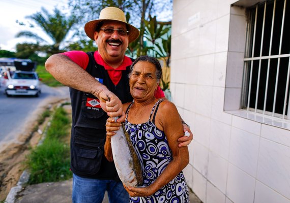 Prefeito Gilberto Gonçalves retoma tradicional entrega de peixes da Semana Santa