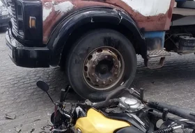 Motociclista fica gravemente ferido em colisão com caçamba em Penedo