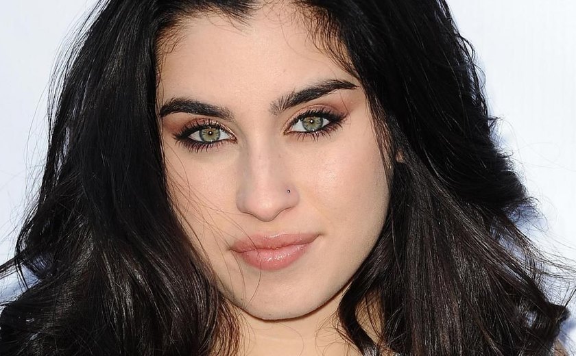 Fifth Harmony posa sem Lauren Jauregui, detida com maconha