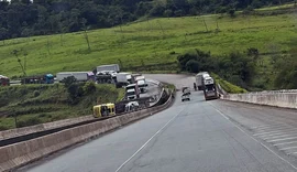 Após tombamento de carreta de transporte de veículos e interdição, trecho da BR-101 é liberado