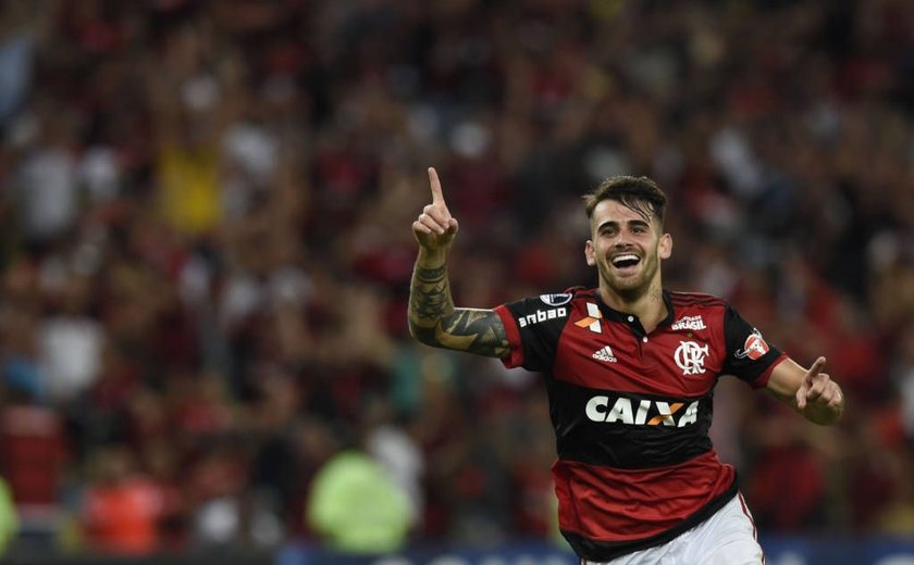 Flamengo vence de virada e fica em vantagem na semifinal