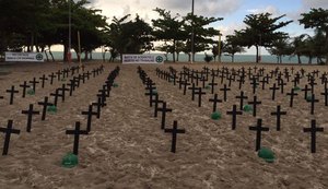 Movimento coloca cruzes na praia de Pajuçara em memória de vítimas de acidente de trabalho