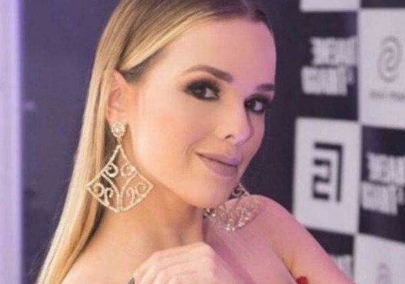 Thaeme vai a restaurante com etiqueta na calça e só percebe ao voltar pra casa