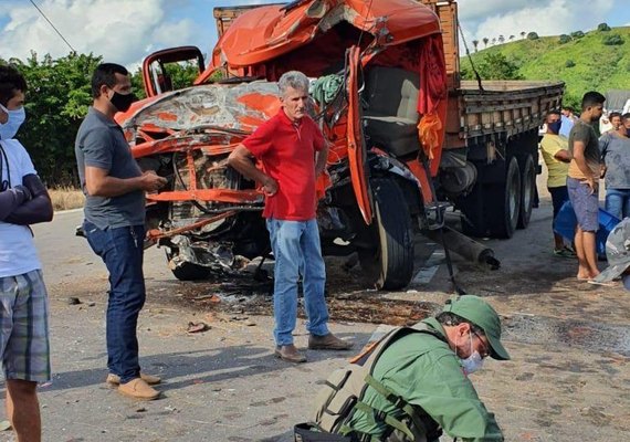 Samu resgata vítimas de colisão entre dois caminhões na BR-316