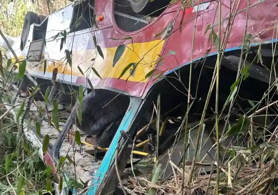 Remoção de ônibus na Serra da Barriga chega ao quarto dia sob neblina e chuva