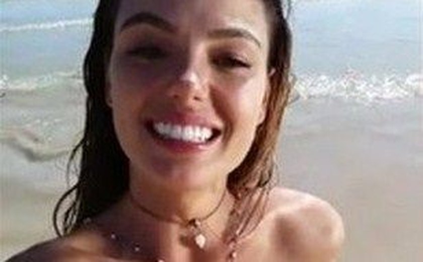 Vem por aí! Ritinha causa tumulto em praia e fica famosa na internet