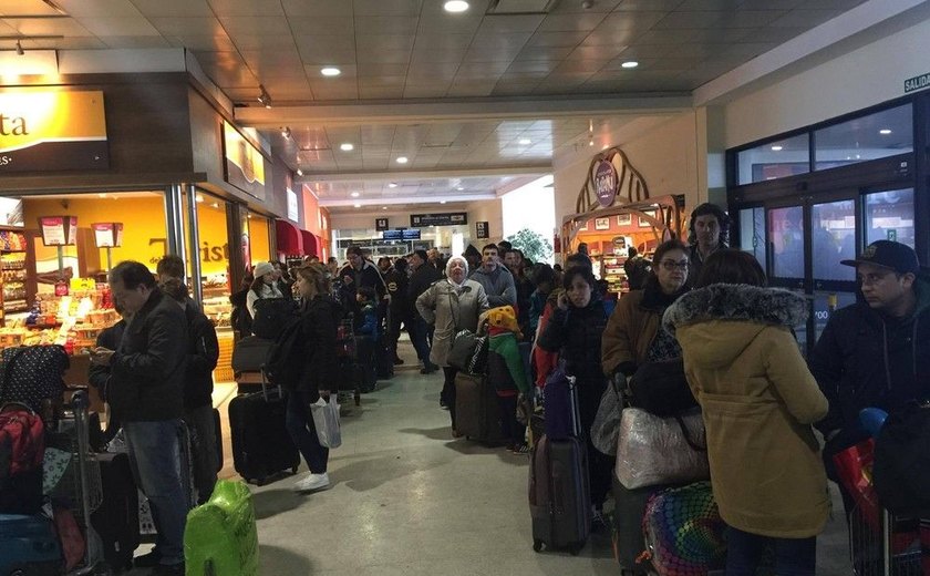 Turistas brasileiros relatam caos no aeroporto de Bariloche após nevasca