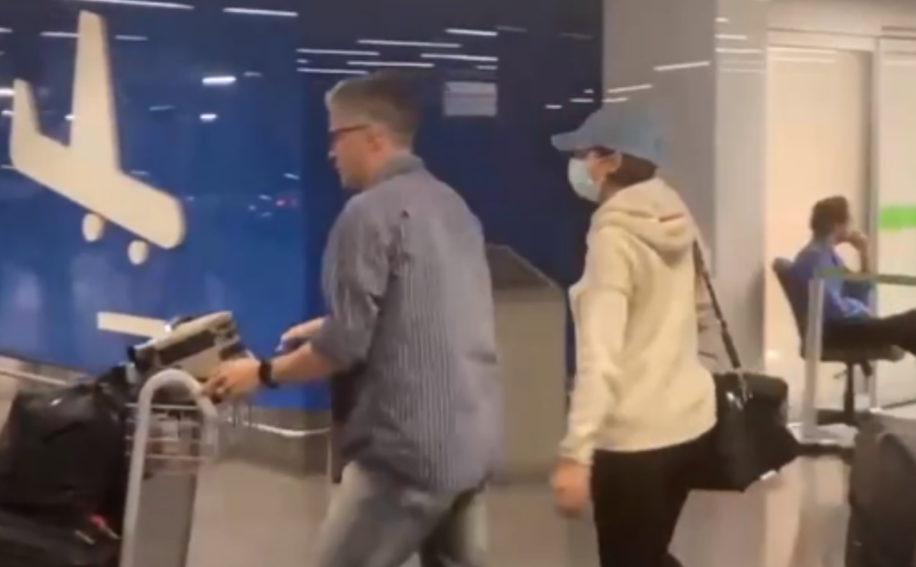 Michelle desembarca no Brasil 'disfarçada' e sem Bolsonaro