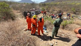 Acidente com ônibus de romeiros deixa 15 mortos na AL-220, no Sertão de Alagoas