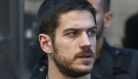 Moto do ator Marco Pigossi fica presa perto de van em chamas