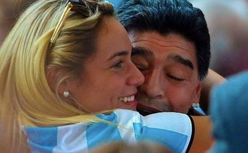 Maradona é expulso de casa pela namorada, diz apresentador argentino