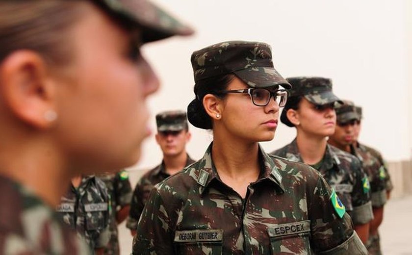 Exército faz seleção para alistamento militar de homens e mulheres