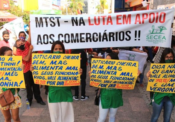 Comerciários protestam no Centro de Maceió por direitos