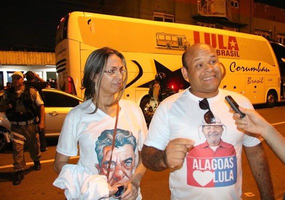 Em Maceió, admiradores tentam registros com ex-presidente Lula