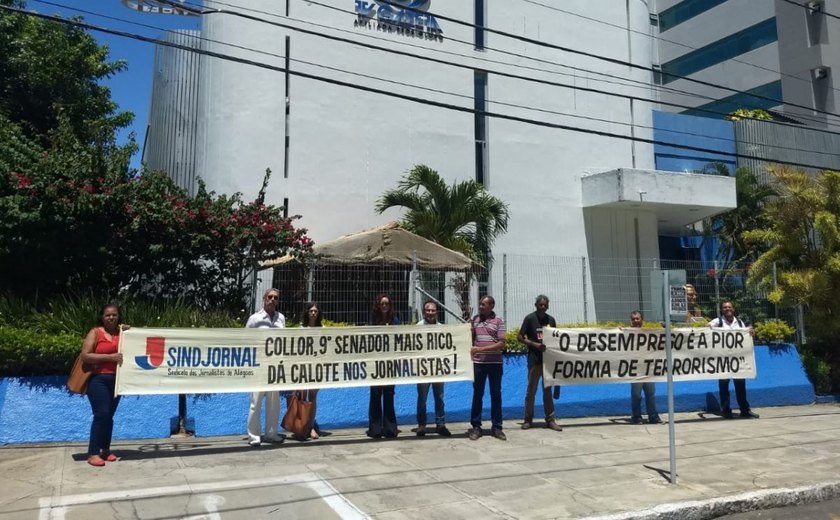 Jornalistas protestam na porta da OAM