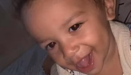 Menino morre afogado em piscina quando família celebrava seu aniversário