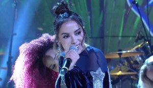 Anitta revela na TV que sofre preconceito por rebolar e fazer plástica