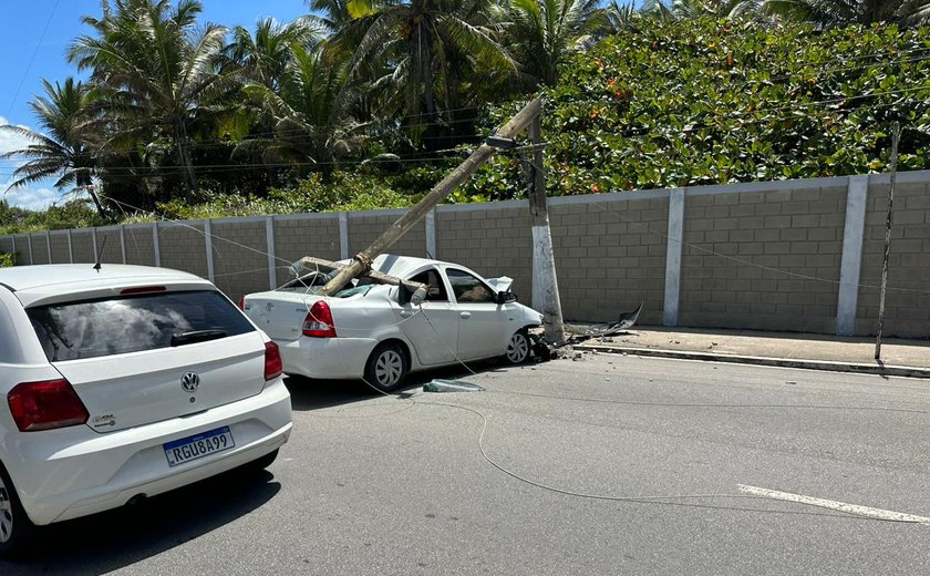 Mulher de 46 anos bate carro em poste no Trapiche da Barra