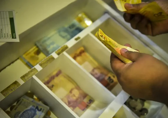 Aposentados e pensionistas começam a receber antecipação do 13º