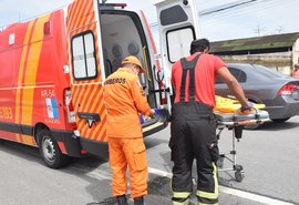 Vítima fica com braço perfurado por ferro de portão após queda