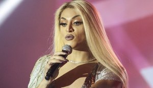 Pabllo Vittar dá tapa em fã após puxão de cabelo em show