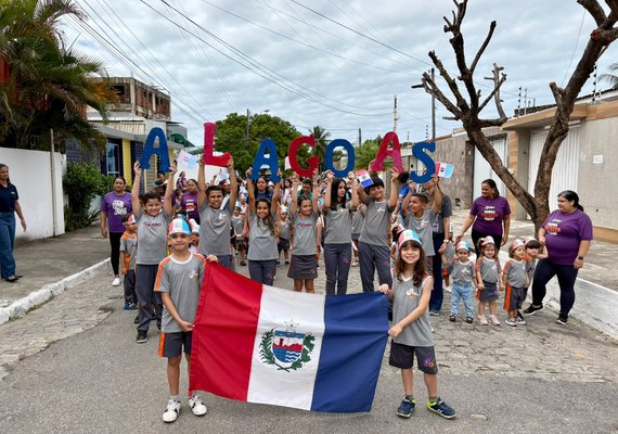 Alunos participam de desfile cívico para comemorar emancipação política de Alagoas
