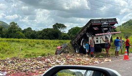 Caminhão com caixotes de frutas e verduras tomba e parte da carga é saqueada por populares