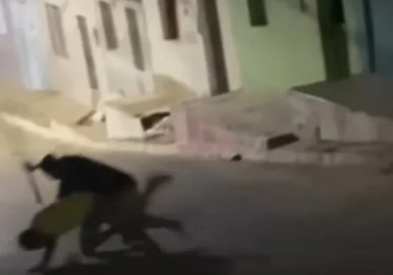 Confronto: irmãos são flagrados aos socos e um deles armado com foice brigando no meio da rua