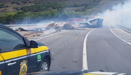 Caminhão tomba, pega fogo e motorista morre em trecho da rodovia BR-101 em Jequiá