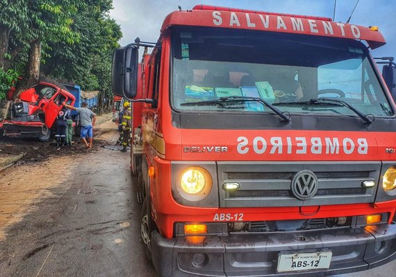 Caminhoneiro fica preso às ferragens após colidir contra árvore em Rio Largo