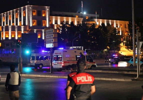 Turquia prolonga estado de emergência por mais três meses